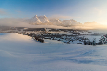 Fototapeta na wymiar Sonnenaufgang in den Berge, Winter