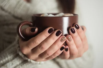 Zelfklevend Fotobehang Bruin kopje met cacao en marshmallow in de handen van het meisje. m © olllinka2