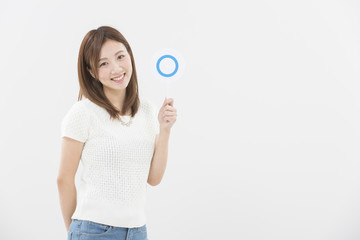 判定する女性