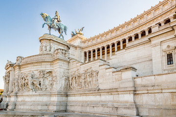 Obraz premium white imposing monument in Rome