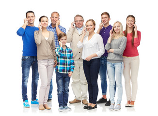 Obraz premium group of smiling people with smartphones