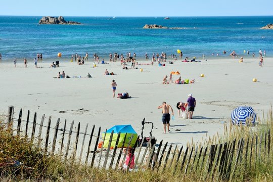 La plage des dunes de Penvénan en Bretagne avec de nombreux vacanciers