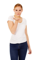 Obraz premium Young woman sending a kiss