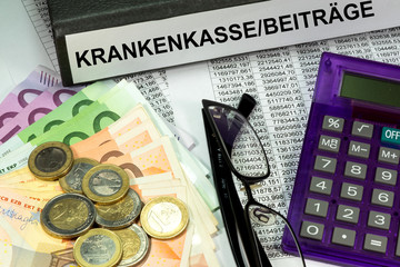 Ein Ordner mit Unterlagen für die Krankenkassenbeiträge