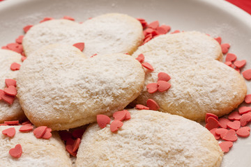 Biscotto al cocco con cuore di cioccolato bianco