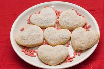 Biscotto al cocco con cuore di cioccolato bianco