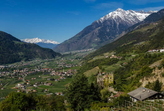 Brunnenburg vor dem Vinschgau