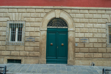 Portone di legno verde, ingresso palazzo