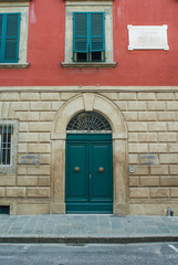 Fototapeta na wymiar Portone di legno verde, ingresso palazzo