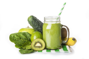 Green smoothie o batido verde con sus ingredientes aislado sobre fondo blanco, bebida antioxidante y energética para una dieta sana