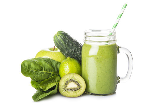 Green smoothie o batido verde con sus ingredientes aislado sobre fondo blanco, bebida antioxidante y energética para una dieta sana