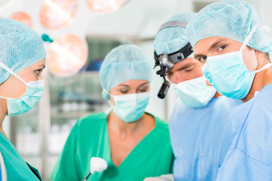 Chirurgen operieren in OP-Saal an Patienten