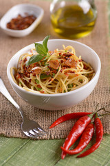 spaghetti, aglio e peperoncino rosso - tradizionale ricetta italiana