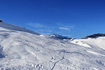 Obraz premium Off-piste slope at sun day