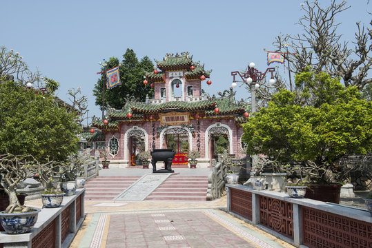 Templo budista de piedra color rosa en Hoi An, Vietnam