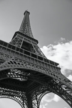 Monochromatic photo of the Eiffel Tower in Paris