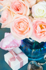 Obraz na płótnie Canvas Heart with pink roses