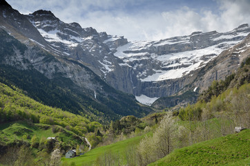 Fototapeta na wymiar Spring view of the mountain village Gavarnie