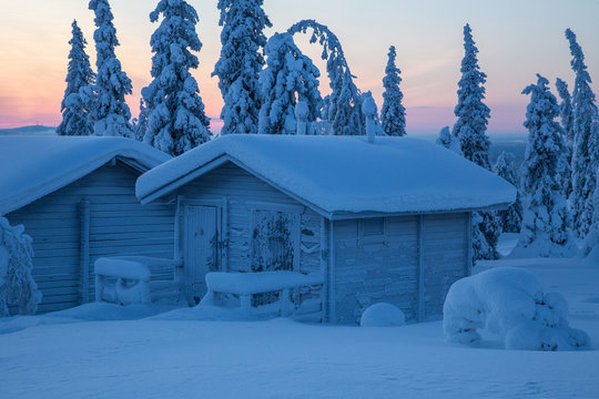 verschneite H&uuml;tte Finnland
