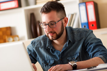 Obraz premium Portrait young businessman in his home office.