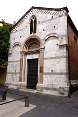 Fototapeta na wymiar Kirche San Giulia an der Piazza del Suffragio