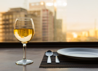 Obraz premium Glass of wine in a high rise restaurant. 