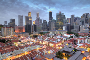 Luftaufnahme von Singapur Chinatown mit Skyline der Stadt bei Sonnenuntergang