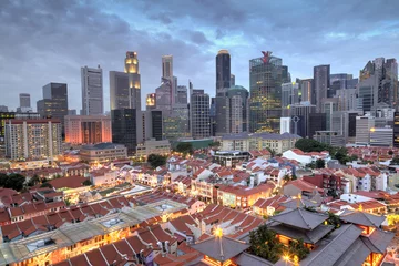 Poster Luchtfoto van Singapore Chinatown met skyline van de stad bij zonsondergang © ronniechua