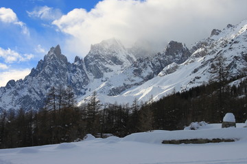 Fototapeta na wymiar Monte Bianco, Courmayeur, Val Ferret e rifugio Bertone