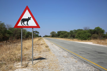 Vorsicht Wildhunde - Stra&szlig;enschild in Namibia