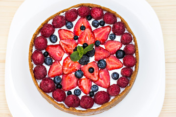 Cheesecake with fresh berries o the table