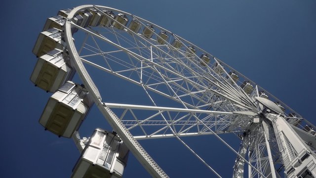 Time Lapse Big Wheel in Paris - 60fps. The Fete foraine du Jardin des Tuileries is a small amusement park that is set up every summer in the Tuileries Gardens in Paris