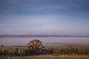 Windräder im Kreis Hassberge, Sonnenaufgang, Bodennebel, Unterfranken