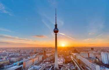 Photo sur Plexiglas Berlin Beau coucher de soleil avec la tour de télévision à l& 39 Alexanderplatz à Berlin