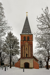 Fototapeta na wymiar Biesdorfer Gnadenkirche im Winter (Ansicht von Westen)