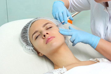 Obraz na płótnie Canvas Doctor woman giving botox injections.