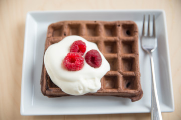 Schokoladenwaffeln mit frischen Beeren 