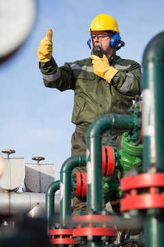 Engineer in the oil and natural gas field