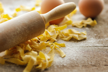 Frische Nudeln in Herstellung