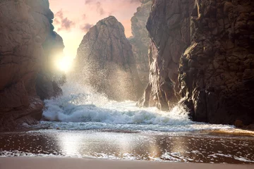 Foto auf Acrylglas Wasser Fantastische große Felsen und Meereswellen bei Sonnenuntergang. Dramatisch