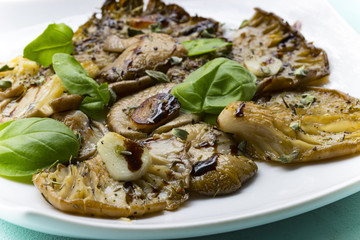 Marinierte Austernpilze mit Aceto Balsamico und Basilikum und frischem Knoblauch