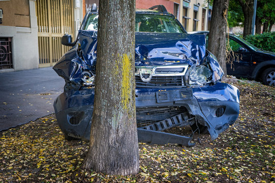 Unfallwagen an Baum