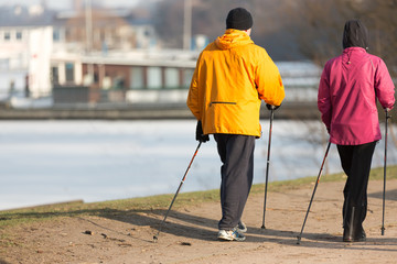 Nordic-Walking-Paar am See