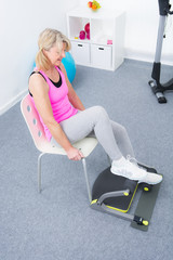 frau macht beintraining auf dem stepper