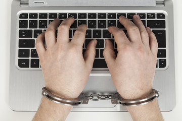 Handschellen am Laptop