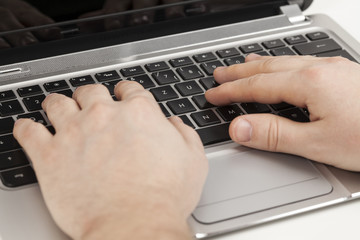 Auf Laptop tippen
