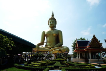 Obraz premium Gold Buddha statue big body and blue sky at Muoang temple Angthong,Thailand