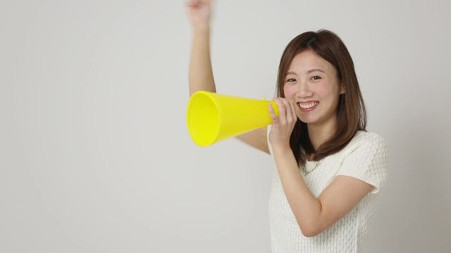 応援する女性