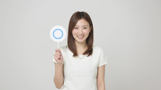 判定する女性