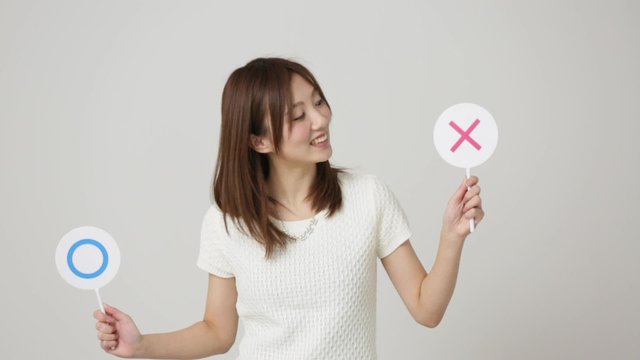 判定する女性